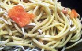 Espaguetis con Salmón y Gulas