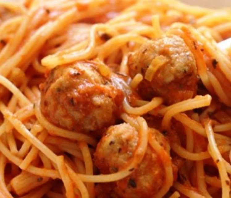 Espaguetis con Albóndigas