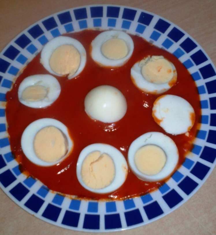 Huevos Cocidos con Tomate Frito