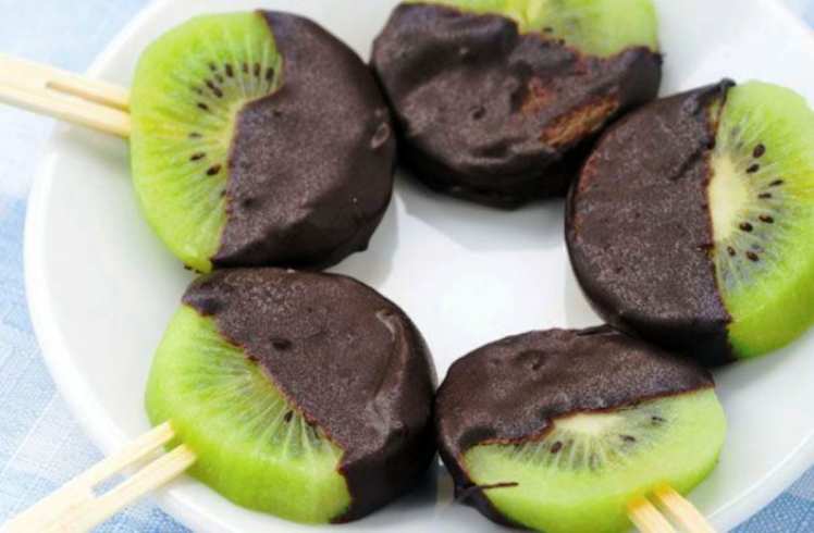 Piruletas de Kiwi con Chocolate