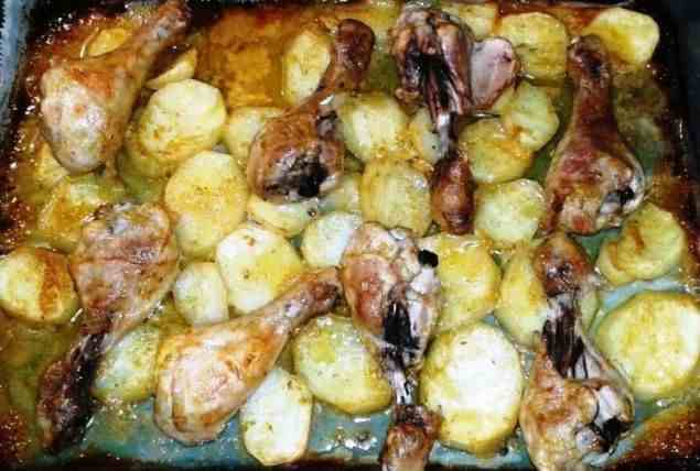 Receta Muslitos de Pollo al Horno con Patatas y Salsa de Hierbas
